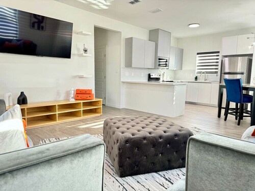 Brand New Apt! Close to the Mall