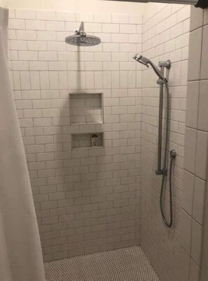 Secador de cabelo, toalhas de banho, papel higiênico