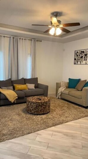 Living area - New: Gated Lux Modern, 2BR/2BA. Wi-Fi, FreeParking (Edinburg)