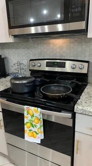 Private kitchen - New: Gated Lux Modern, 2BR/2BA. Wi-Fi, FreeParking (Edinburg)