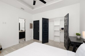 Room - Modern Stylish Cozy Apartment 2BR/2BA. Self Check (Edinburg)