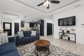 Living area - Modern Stylish Cozy Apartment 2BR/2BA. Self Check (Edinburg)