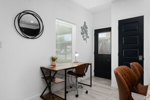 Interior - Modern Stylish Cozy Apartment 2BR/2BA. Self Check (Edinburg)