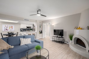 Smart TV - Pickleball, 3 pools & hot tubs, gated community, free parking, New listing.  (Phoenix)