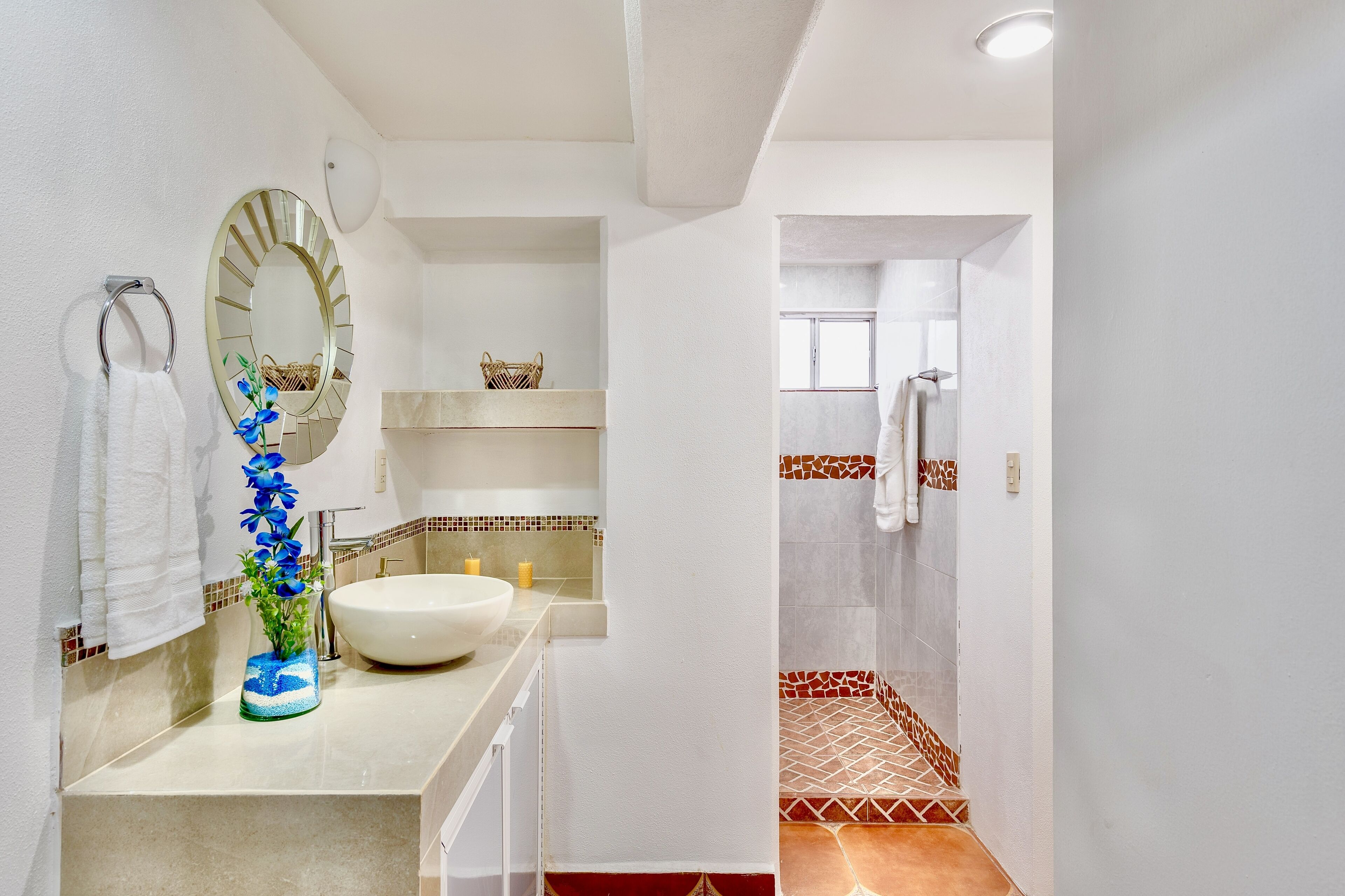 Een douche, een haardroger, handdoeken, zeep