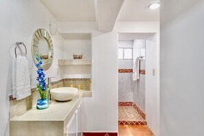 Suihku, hiustenkuivaaja, pyyhkeet, saippua