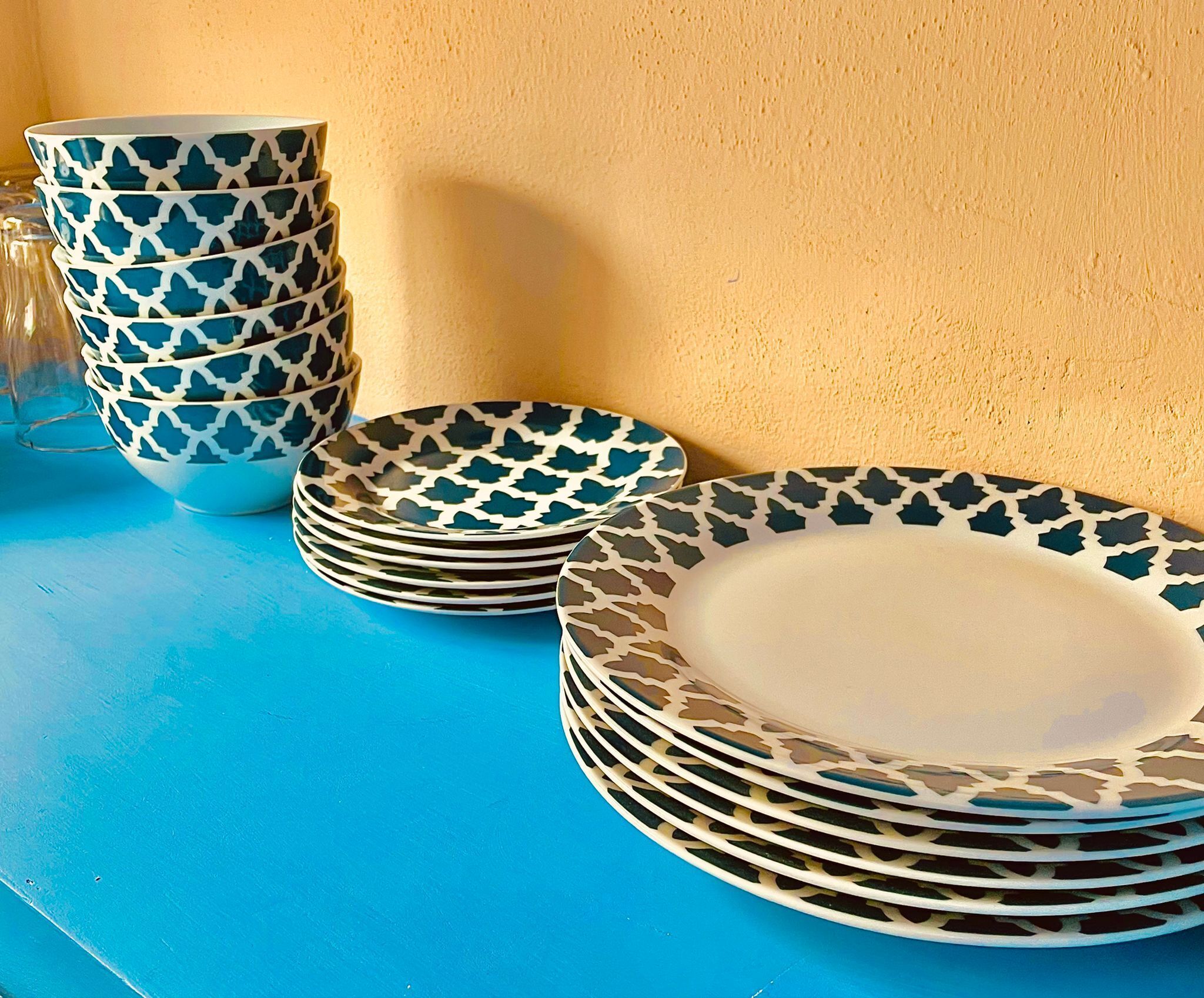 Een douche, een haardroger, handdoeken, zeep