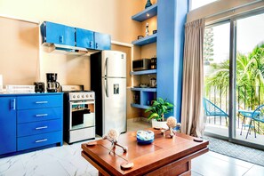 Een koelkast, een microgolfoven, een oven, een kookplaat