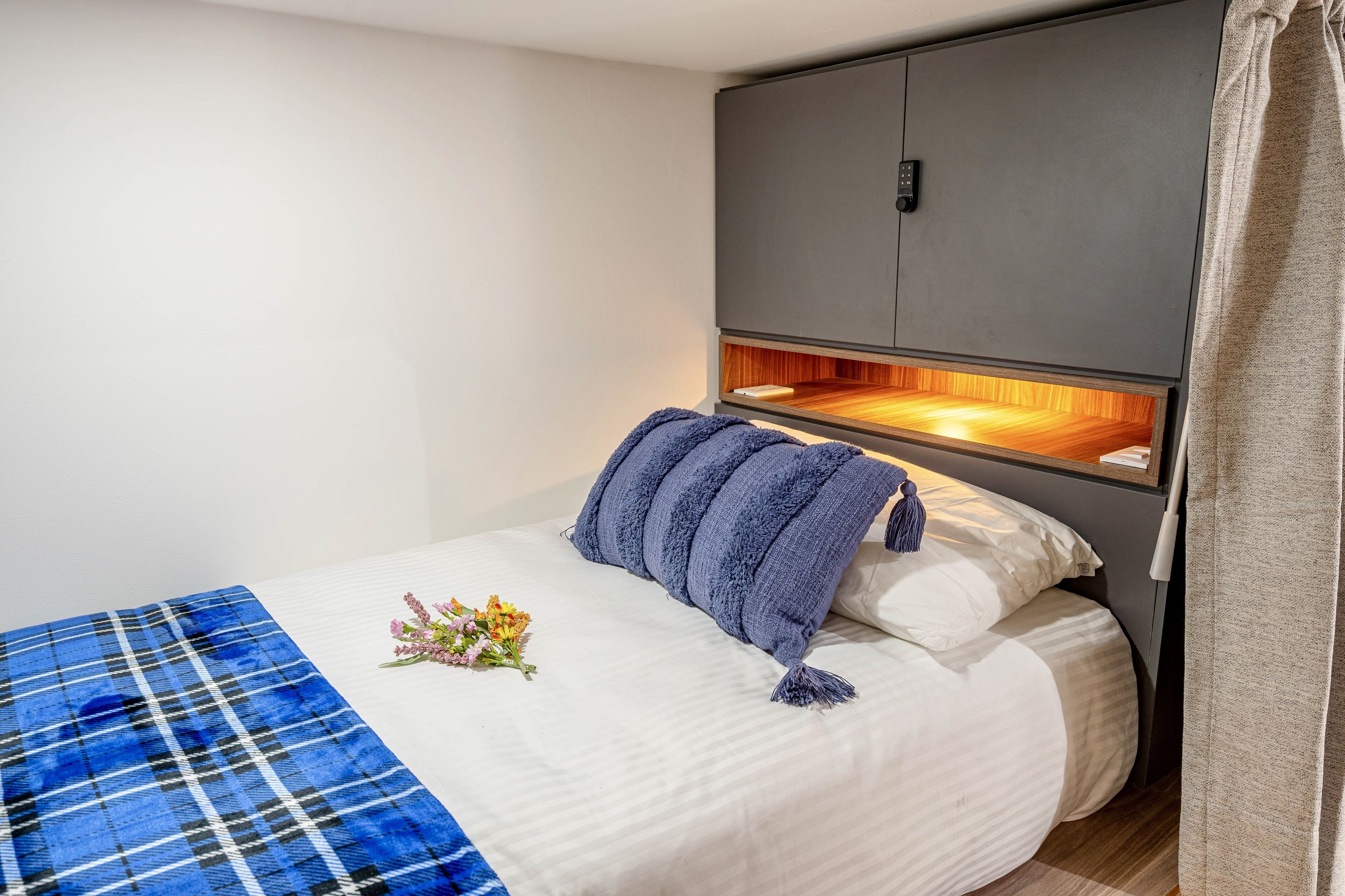 Een bureau, gratis wifi, beddengoed