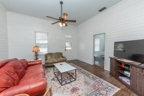 Living area - Charming 3-bedroom house with AC and WiFi in fabulous Luling (Luling)