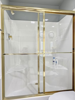 Shower, hair dryer, bidet, towels