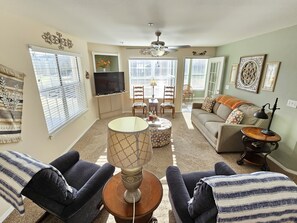 Smart TV, reproductor de DVD, futbolito, libros