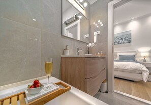 Dusche, Haartrockner, Handtücher, Seife