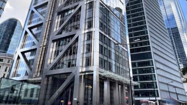 Un edifici modern de grans alçades amb una façana geomètrica característica i finestres de vidre reflectant.