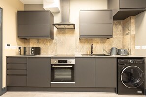 雪櫃、微波爐、焗爐、爐具