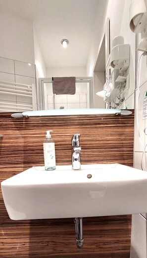 City Double Room, Non Smoking | Bathroom | Free toiletries, hair dryer - Airport Messe Hotel (Düsseldorf)