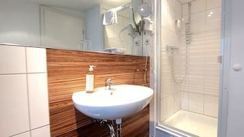 Basic Single Room, Non Smoking | Bathroom | Free toiletries, hair dryer