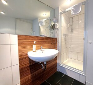 Quarto solteiro básico, para não fumantes | Banheiro | Produtos de toalete grátis, secador de cabelo