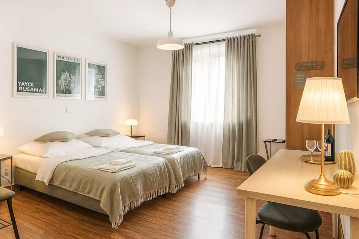 Rom – basic | Safe på rommet, skrivebord og wi-fi (inkludert)