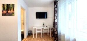 Habitación básica, para no fumadores | Caja de seguridad en la habitación, escritorio y wifi gratis 