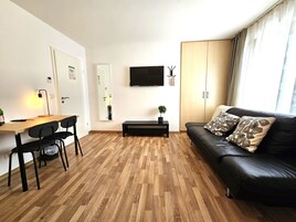 Tripla Basic, vista cortile | Una cassaforte in camera, una scrivania, Wi-Fi gratuito