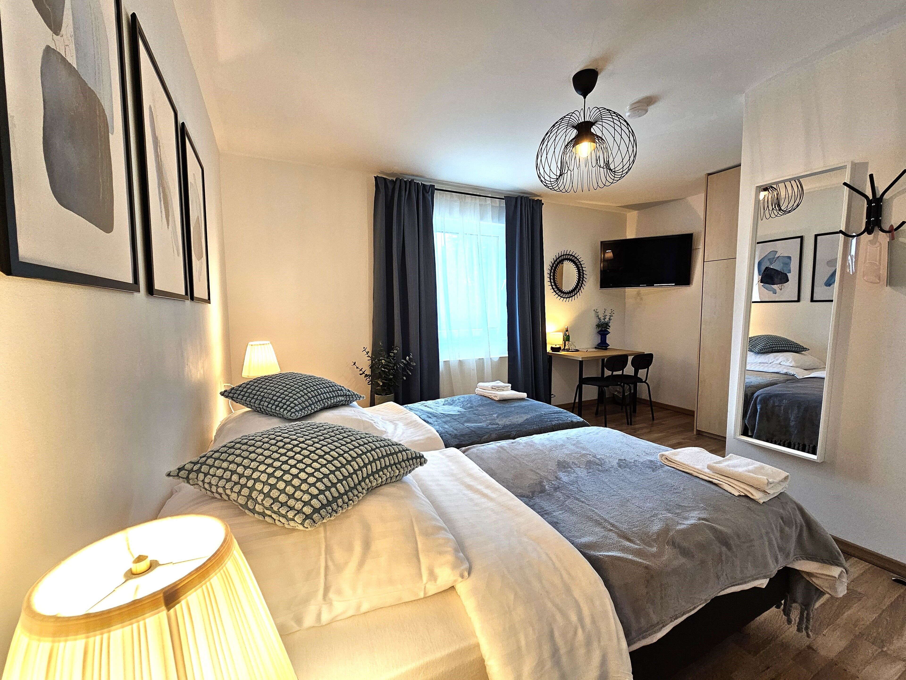 Basic dubbelrum eller tvåbäddsrum - 2 enkelsängar - icke-rökare | Värdeförvaringsskåp på rummet, skrivbord och gratis wi-fi