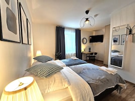 Camera Basic con letto matrimoniale o 2 letti singoli, 2 letti singoli, non fumatori | Una cassaforte in camera, una scrivania, Wi-Fi gratuito