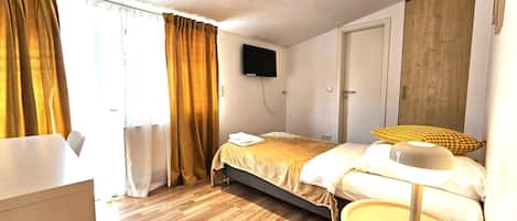 In-room safe, desk, free WiFi