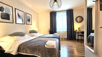 Habitación básica con 1 cama matrimonial o 2 individuales, 2 camas individuales, para no fumadores | Caja de seguridad en la habitación, escritorio y wifi gratis