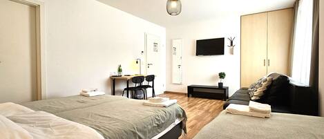 Basic-Dreibettzimmer, Blick auf den Innenhof | Zimmersafe, Schreibtisch, kostenloses WLAN