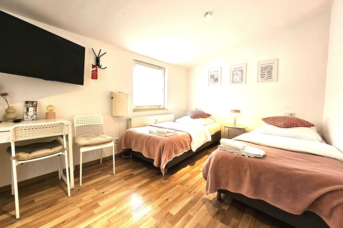 Basic Room, Non Smoking | In-room safe, desk, free WiFi