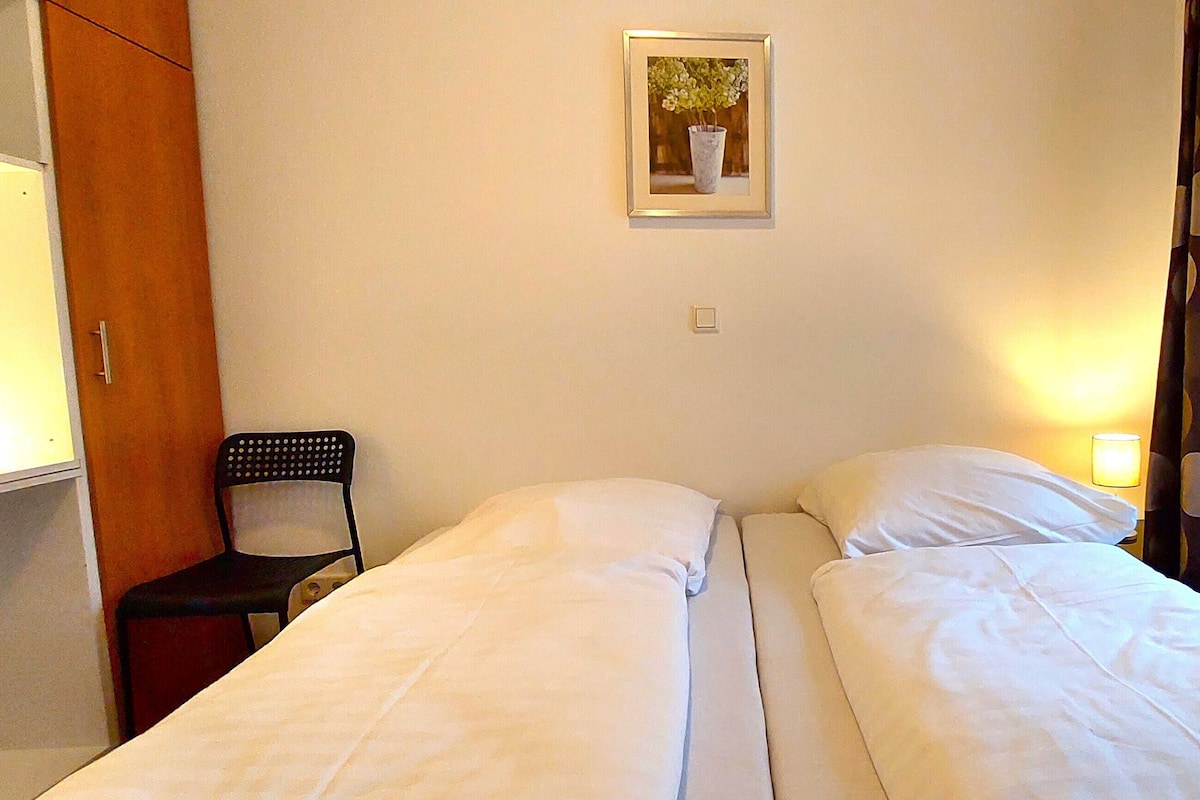 Basic Room, Non Smoking | In-room safe, desk, free WiFi