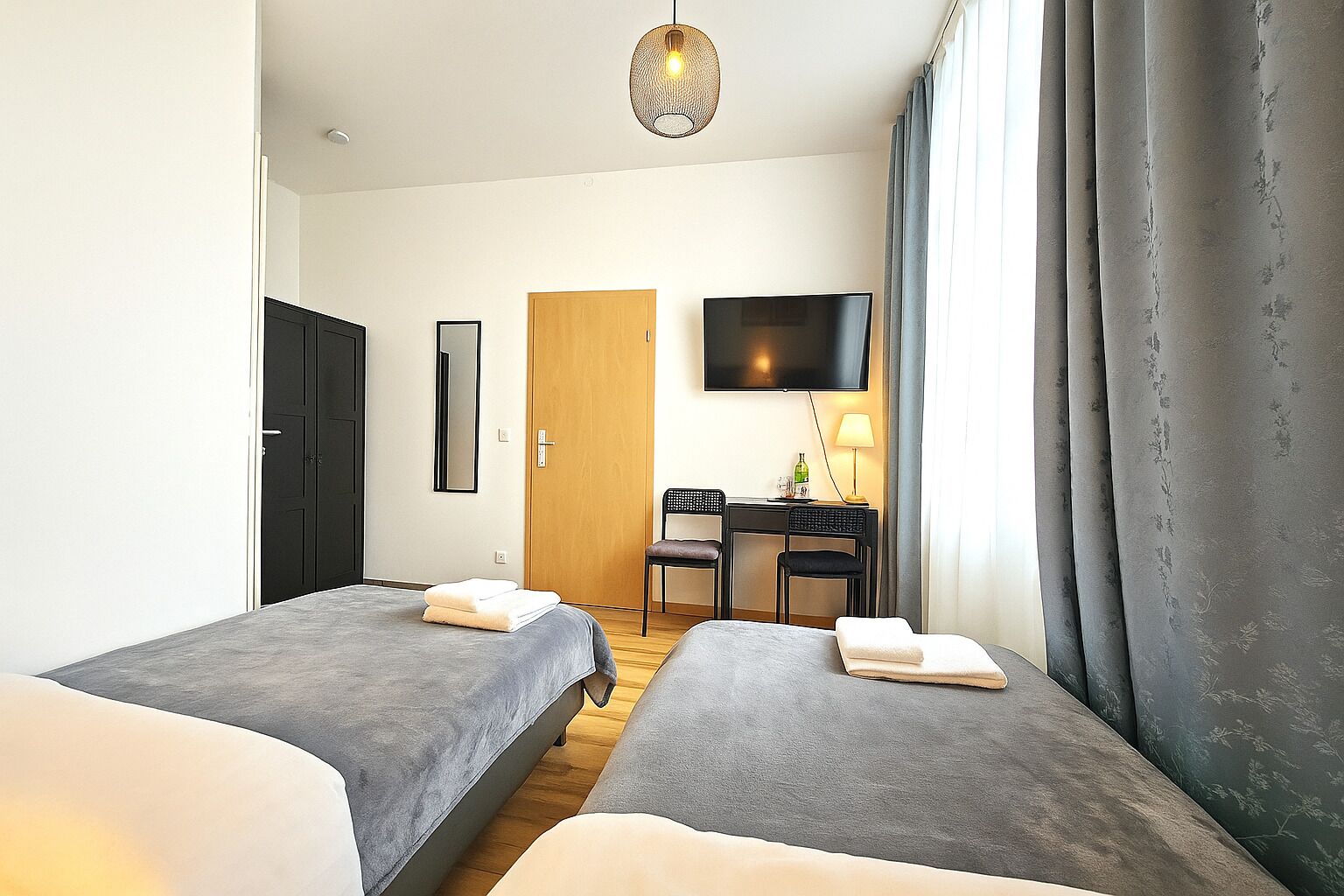 Quarto básico, para não fumantes | Cofres nos quartos, escrivaninha, Wi-Fi de cortesia