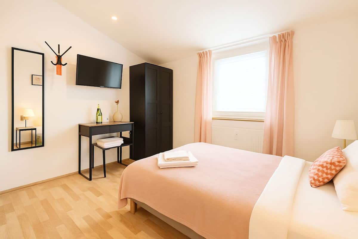 Enkeltrom – basic, ikke-røyk | Safe på rommet, skrivebord og wi-fi (inkludert)