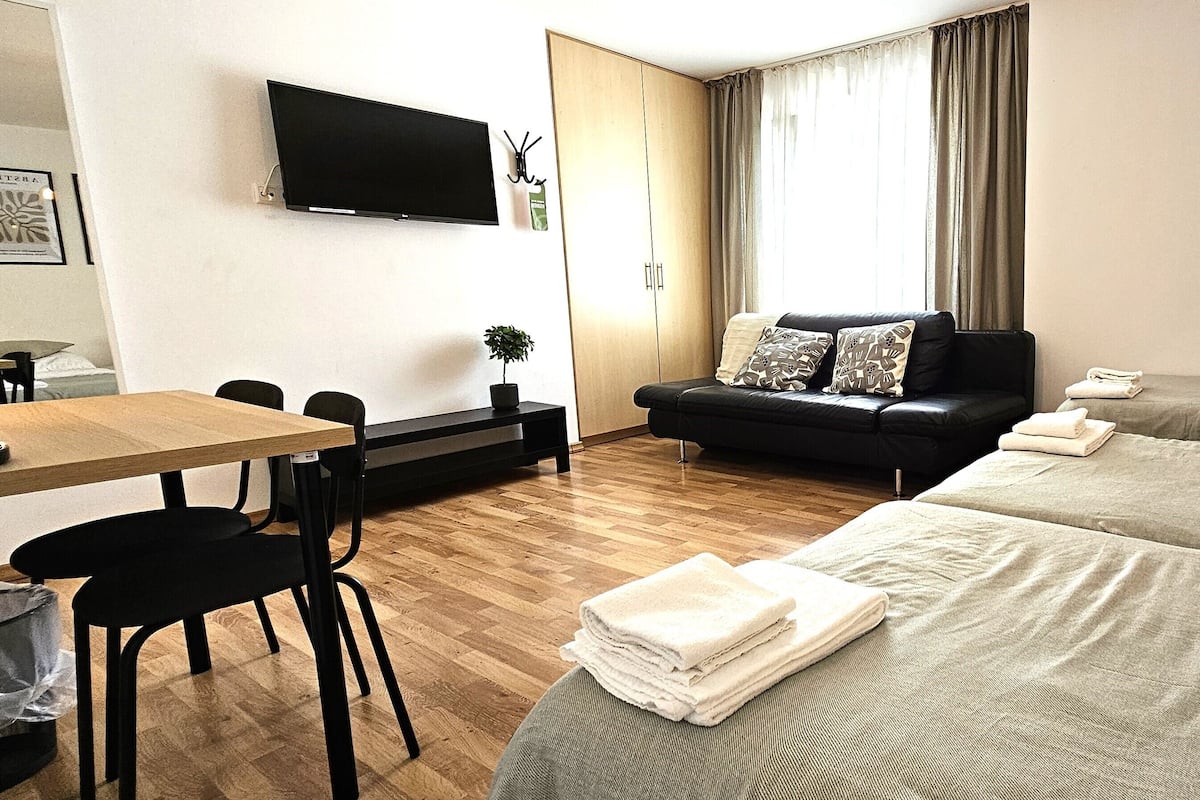 Basic Triple Room, Courtyard View | In-room safe, desk, free WiFi