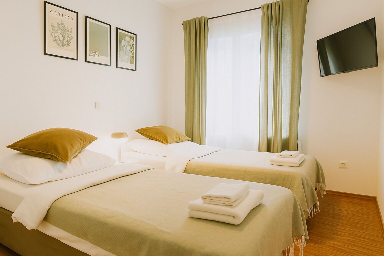 Quarto básico, para não fumantes | Cofres nos quartos, escrivaninha, Wi-Fi de cortesia