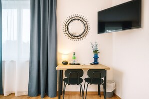 Camera Basic con letto matrimoniale o 2 letti singoli, 2 letti singoli, non fumatori | Una cassaforte in camera, una scrivania, Wi-Fi gratuito