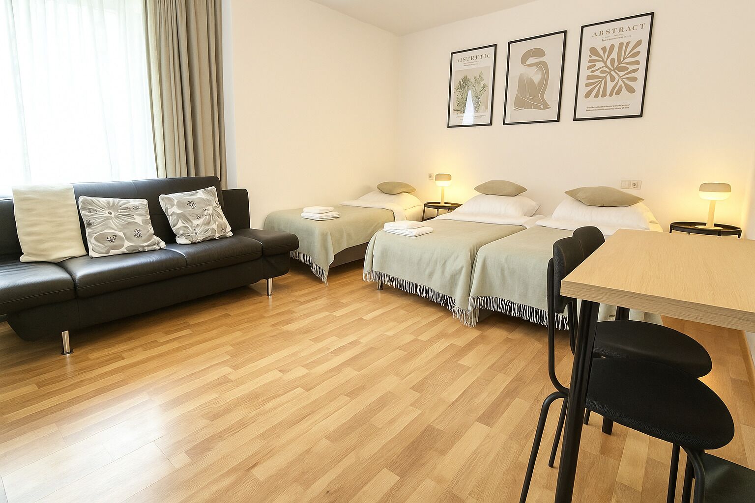 Quarto triplo básico, vista para o pátio | Cofres nos quartos, escrivaninha, Wi-Fi de cortesia