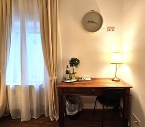 Quarto casal básico, para não fumantes | Cofres nos quartos, escrivaninha, Wi-Fi de cortesia