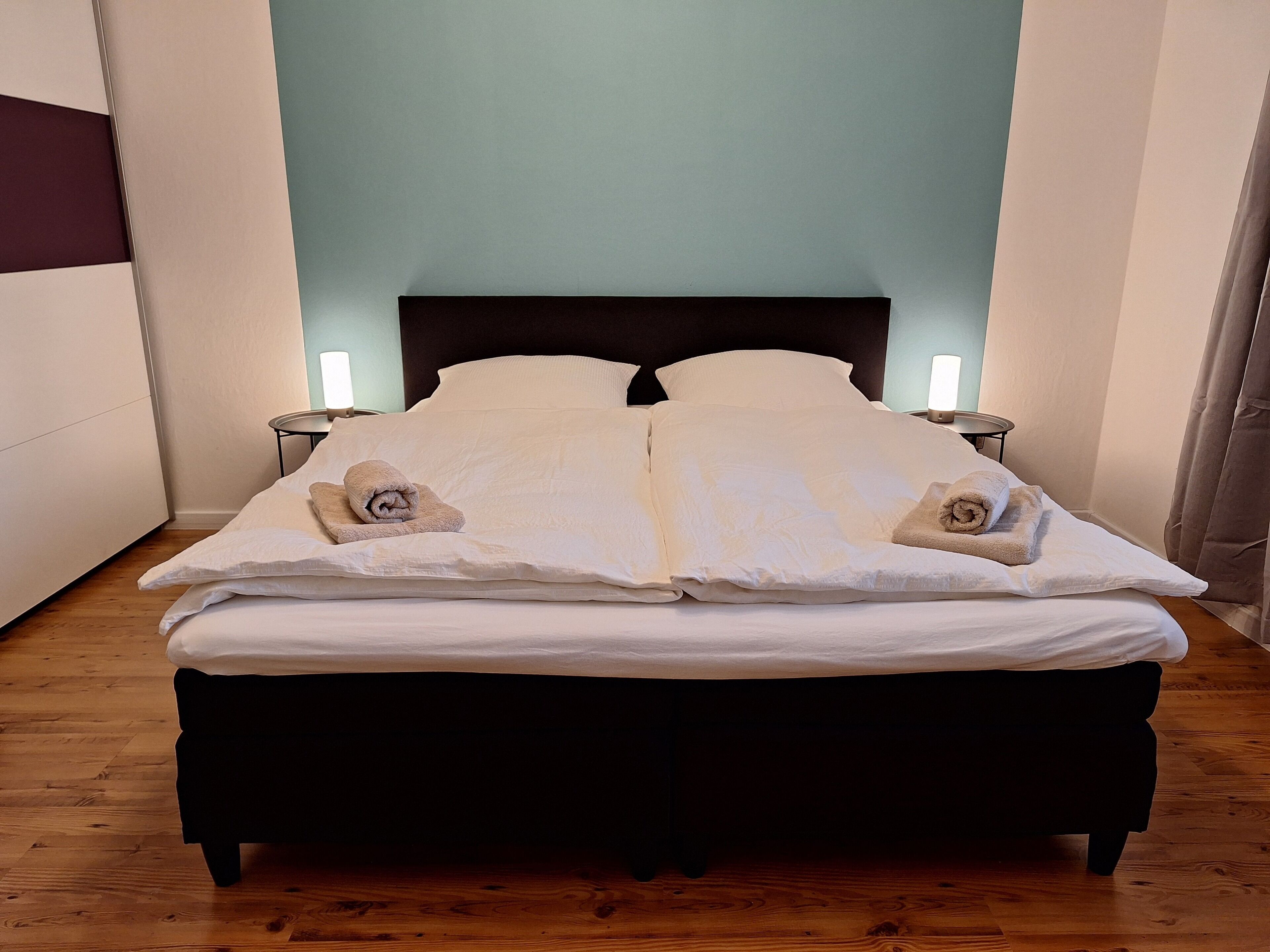 1 dormitori, planxa i posts de planxar, un bressol de viatge i wifi 