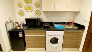 冰箱、微波炉、炉灶、厨具/餐具