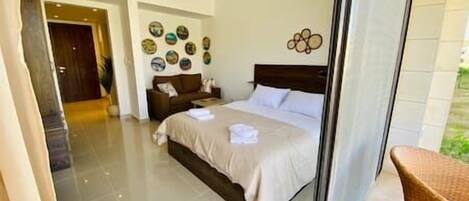 Tabla de planchar con plancha, wifi y ropa de cama