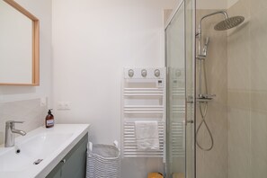 Sèche-cheveux, serviettes fournies