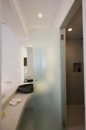 Douche, articles de toilette gratuits, sĂšche-cheveux