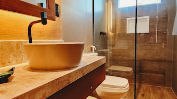 Comfort-Vierbettzimmer | Badezimmer | Dusche, kostenlose Toilettenartikel, Handtücher, Seife