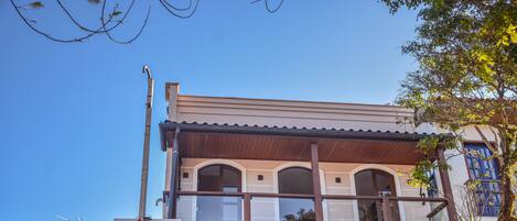 A two-story building with a sign for 'Forges de Praca' and 'Aromas'.
