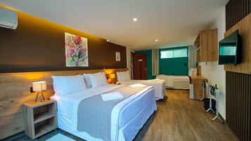 Comfort Quadruple Room, Patio | Bar mini, dihias secara berasingan, meja, ruang kerja komputer riba