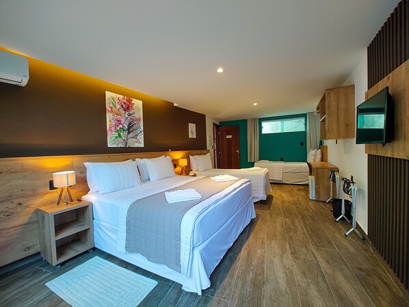 Habitación cuádruple Confort, patio | Minibar, decoración personalizada y escritorio 