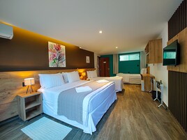 Minibar, decoración personalizada y escritorio 