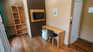 Habitación doble superior, patio | Minibar, decoración individual, escritorio